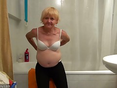 Pretty granny and worthy hotty masturbating jointly